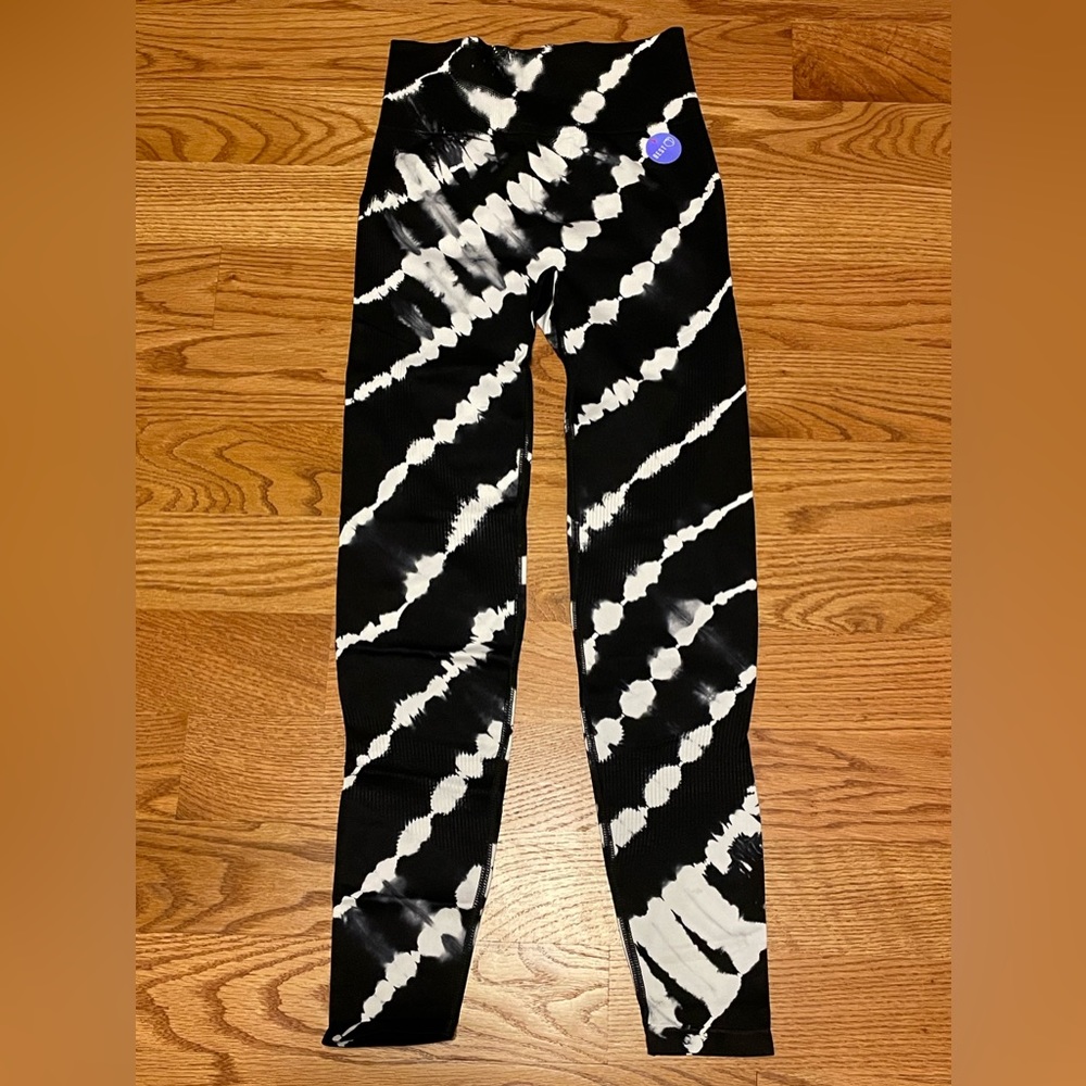 PINK Victoria’s Secret NWT Black and White Tie Dye Leggings Size S